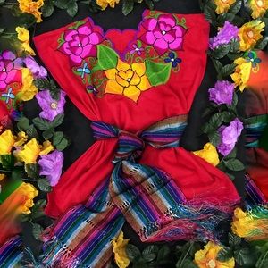 💐🌸 Beautiful Embroidered Mexican Blouse🌸💐